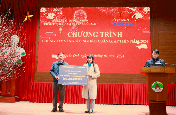 Bà Đinh Thị Phương Hằng - Chủ tịch Công đoàn Tập đoàn Phenikaa đại diện trao tặng 500 triệu đồng trong chương trình Tết nhân ái vì người nghèo huyện Quốc Oai