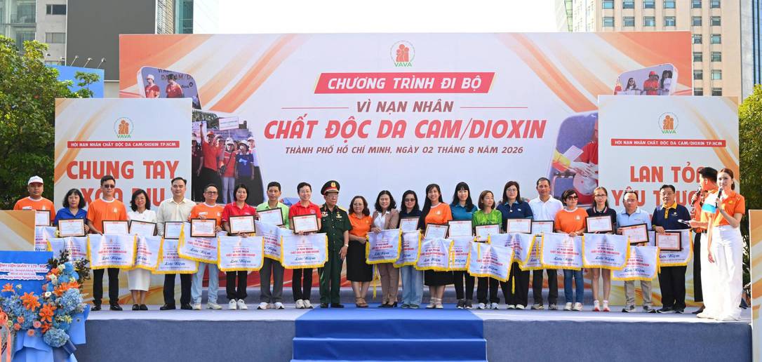 Đại diện Tập đoàn Phenikaa (thứ 3 từ trái sang) lên sân khấu nhận cờ lưu niệm từ BTC chương trình.