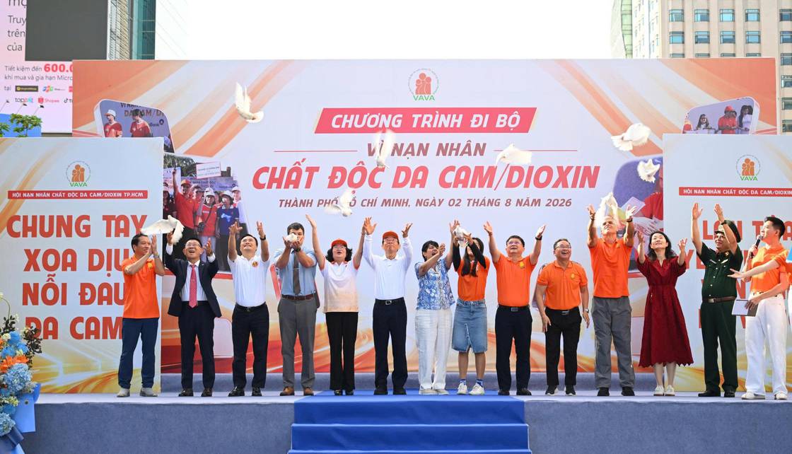 Các đại biểu thực hiện nghi thức thả chim bồ cầu trong chương trình.