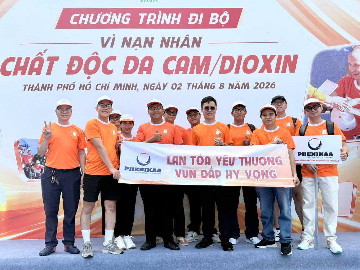 Tập thể CBCNV Tập đoàn Phenikaa tại TP.HCM tham gia chương trình và đi bộ tuần hành.